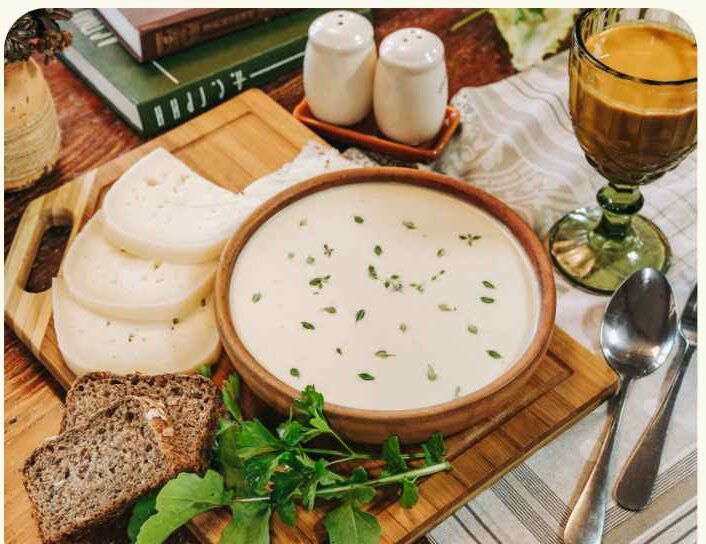 Блюдо новой алтайской кухни на деревянной доске